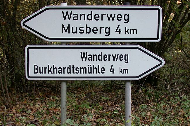 Wegweiser MITTE bei der Schlößlesmühle